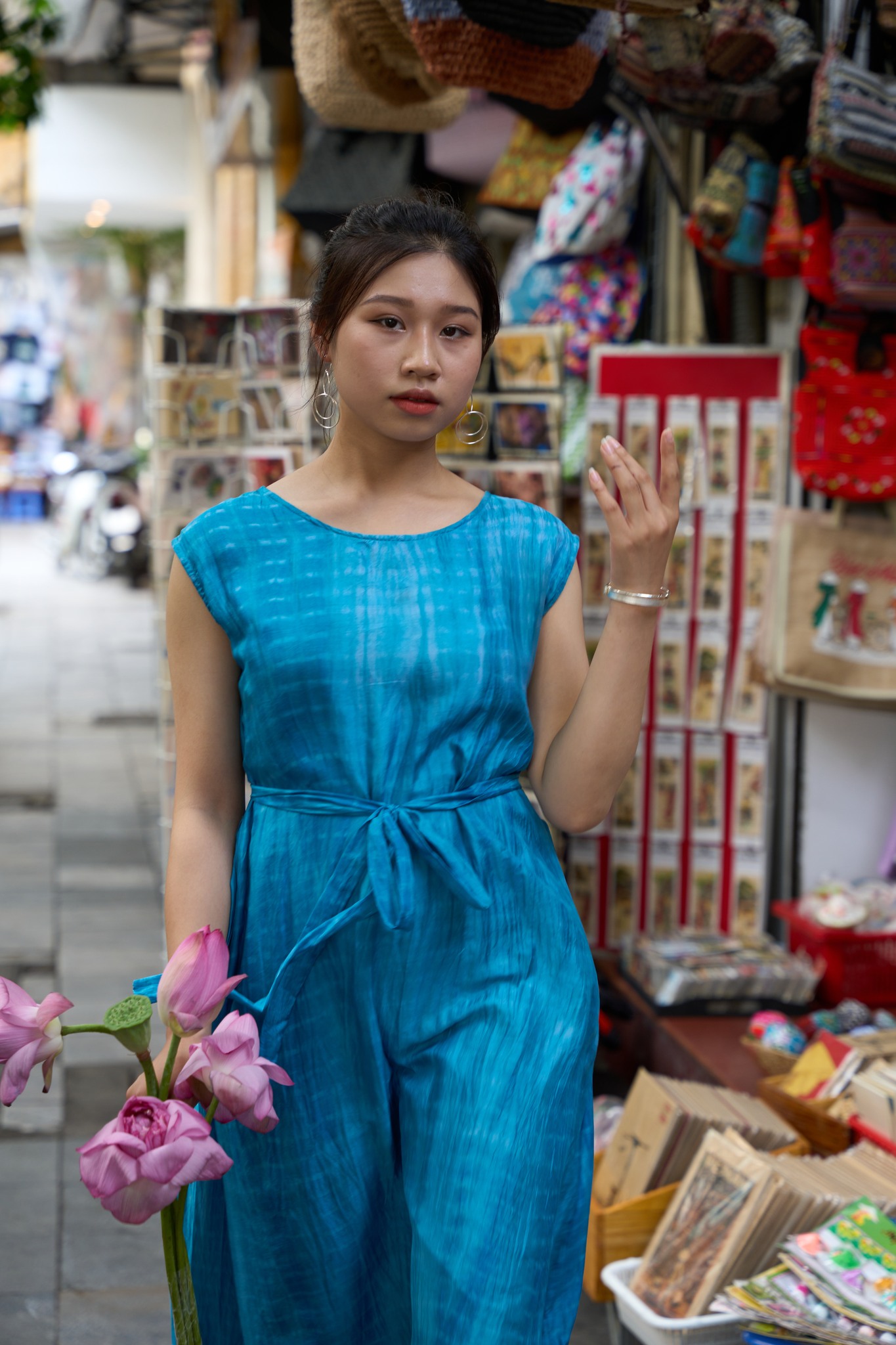 Lụa và liên hoa là hai biểu tượng của nền văn hóa Việt