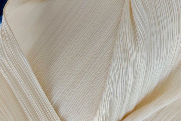 Lụa tơ tằm có nhiều ưu điểm mà các loại vải khác khó có được