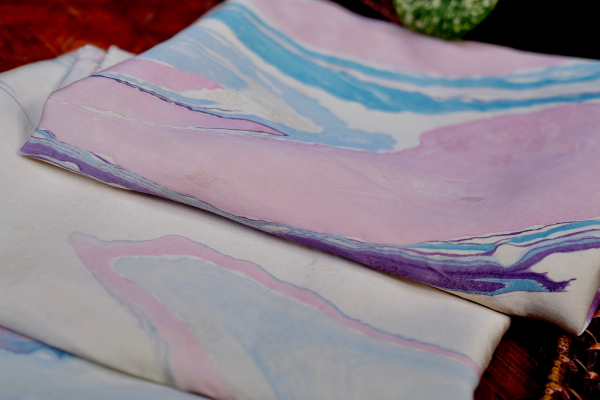 Lụa tơ tằm bền hay không phụ thuộc và chất lượng vải, cách sử dụng và kỹ năng xử lý khi gặp vấn đề với mặt vải.