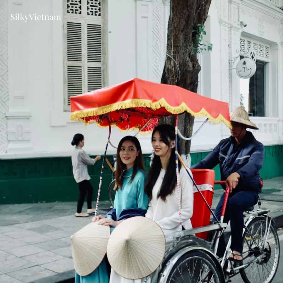 Vẻ đẹp Việt Nam thấm nhuần trong từng trang phục