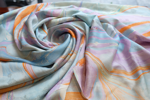 Lụa tơ tằm là loại vải mỏng, bề mặt mịn màng với thành phần chính là từ sợi tơ tằm