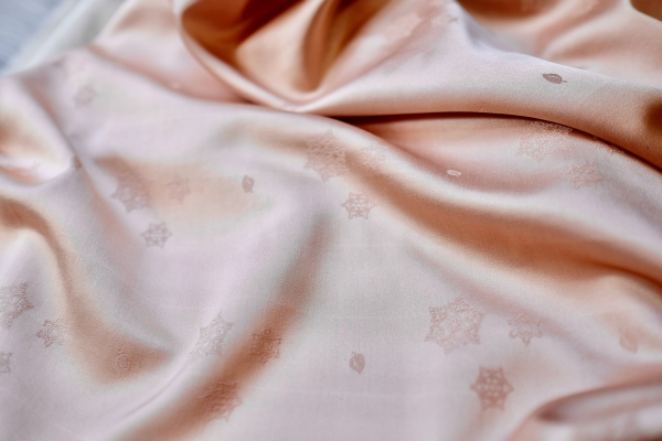 lụa tơ tằm là tấm vải trơn, mỏng manh, mềm mại, bóng bảy, có độ mềm mại, rủ nhẹ, phơi khô nhanh, ít bám bẩn