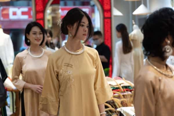 Duyên dáng áo dài Việt Nam