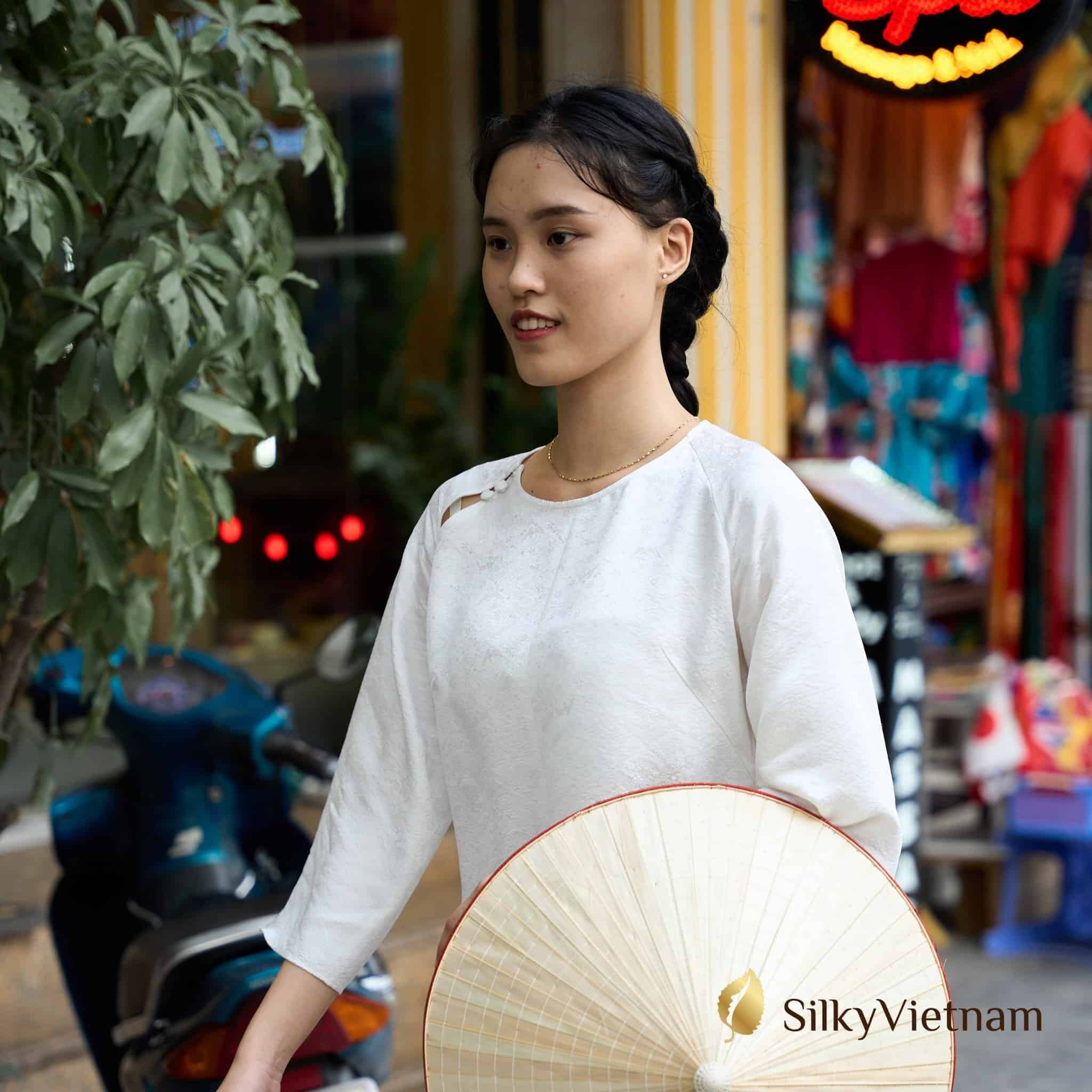 Hình ảnh nón lá cùng người con gái Việt