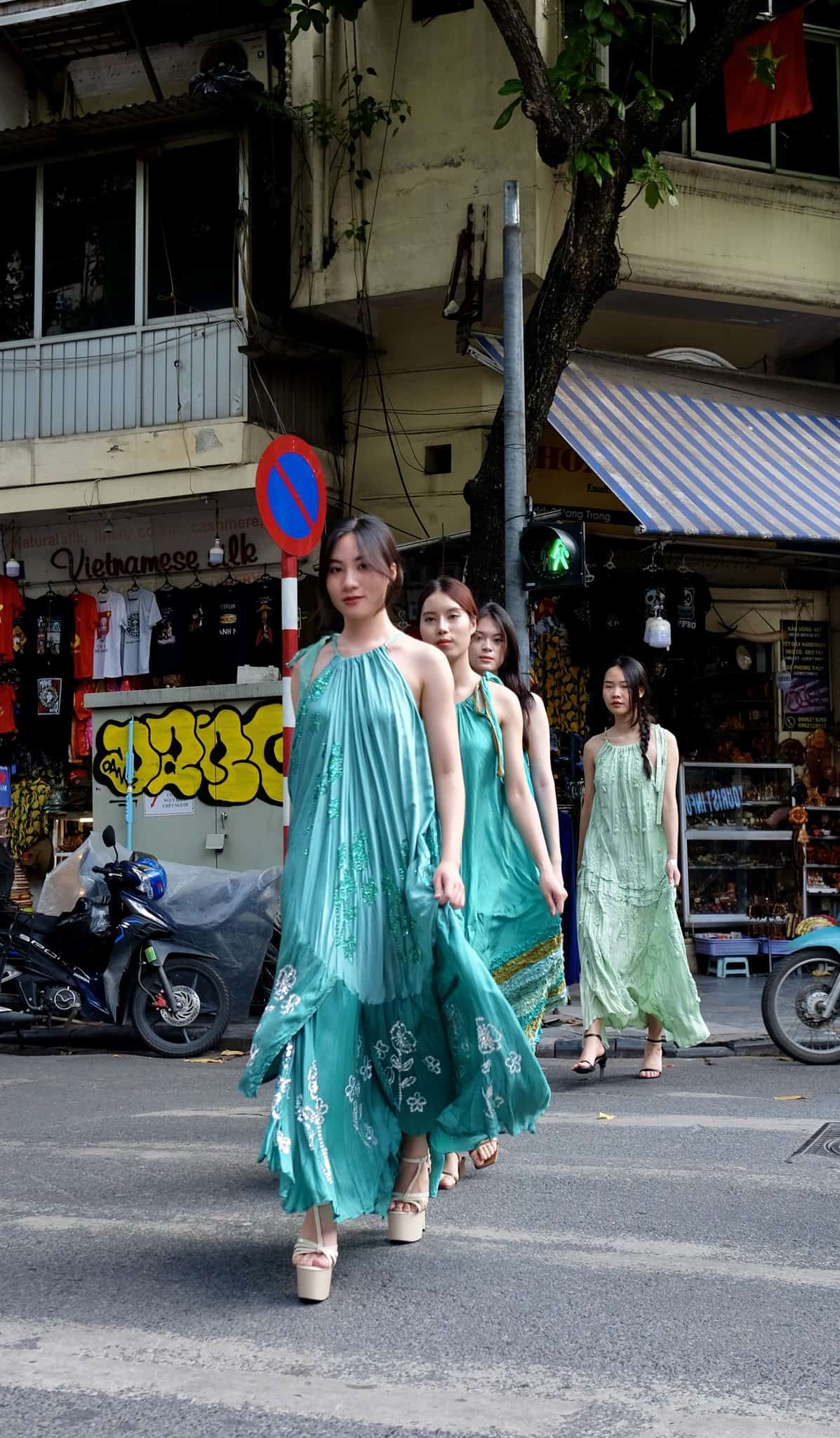 Váy lụa tông xanh đến từ thương hiệu Three Sisters Silk