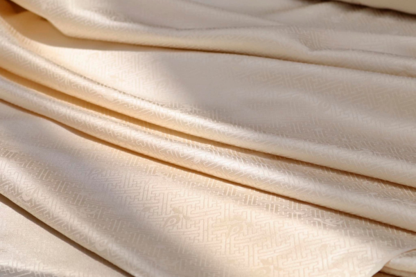 Vải lụa tơ tằm là chất vải tự nhiên được dệt từ sợi tơ tằm thiên nhiên