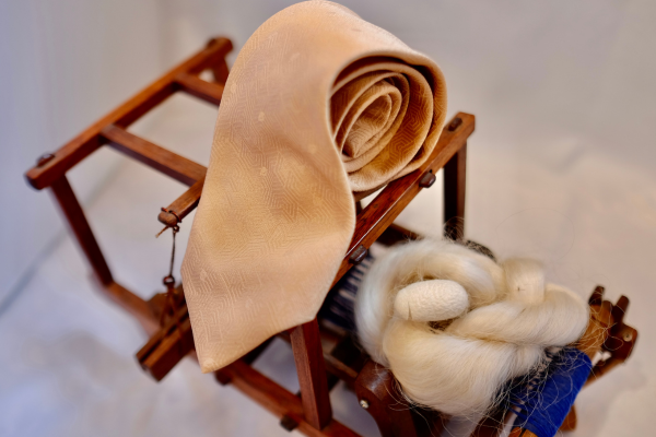 Với đối tượng là phái nam, một chiếc cà vạt lụa tơ tằm cao cấp sẽ là quà tặng ý nghĩa.