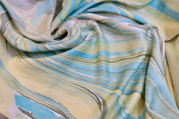Lụa tơ tằm có độ bóng tự nhiên, mềm mại, nhẹ nhàng, màu sắc được các nghệ nhân nhuộm đa dạng